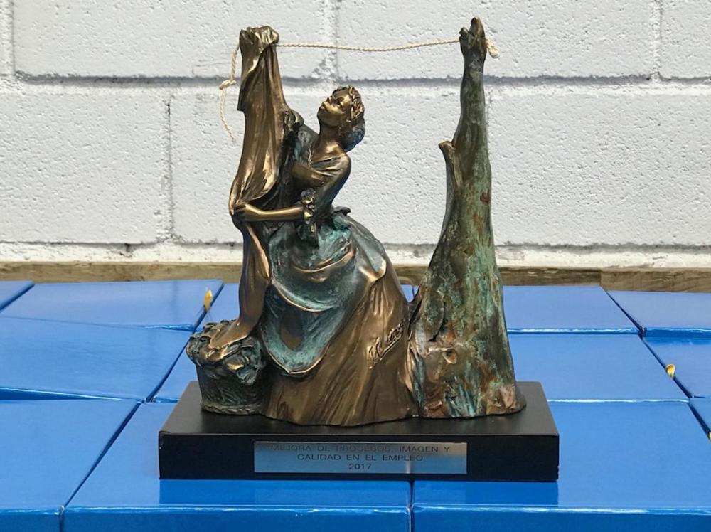 Imagen de la lavandera que se entrregó como reconocimiento