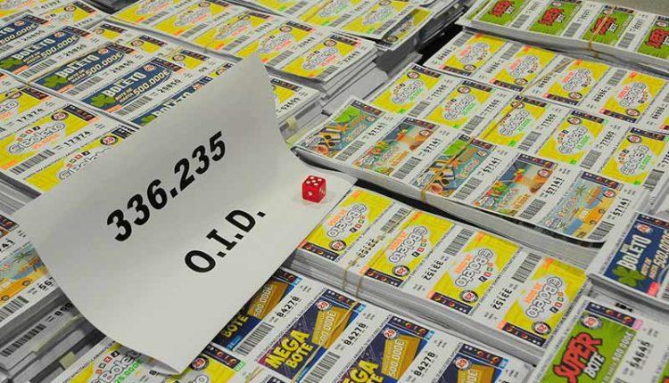 Imagen de archivo de la Policía en la que vemos miles de boletos ilegales de juego de la OID 