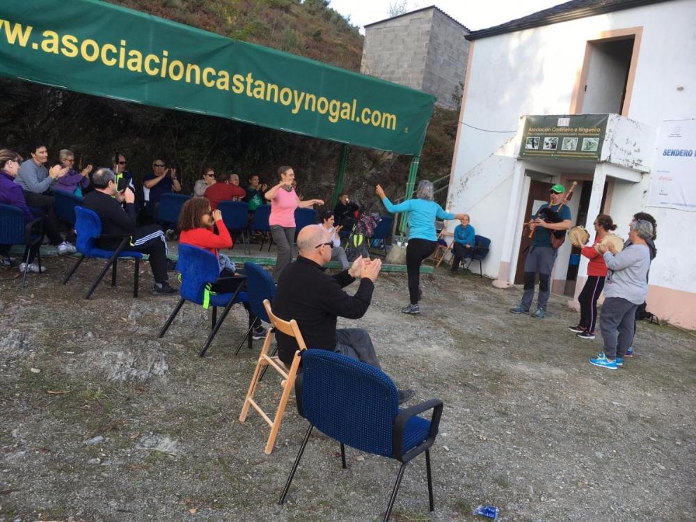 Imaxe do grupo da ONCE participando no baile preparado por gaiteiros e pandereteiras