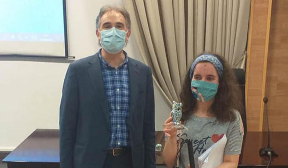 En la fotografía de Atlántico Diario aparece Lucía Álvarez con su premio Cicerón , acompañada de  su profesor de Oratoria, Francisco José Ledo