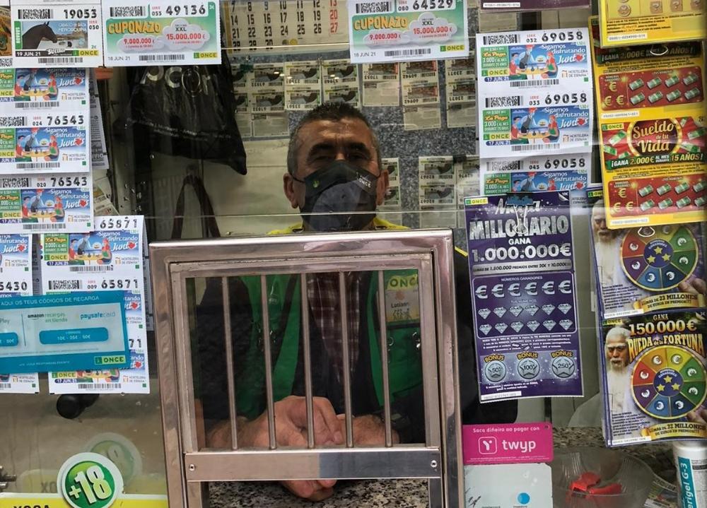 Imagen de Luciano Ferreño en el quiosco donde vende en Arteixo