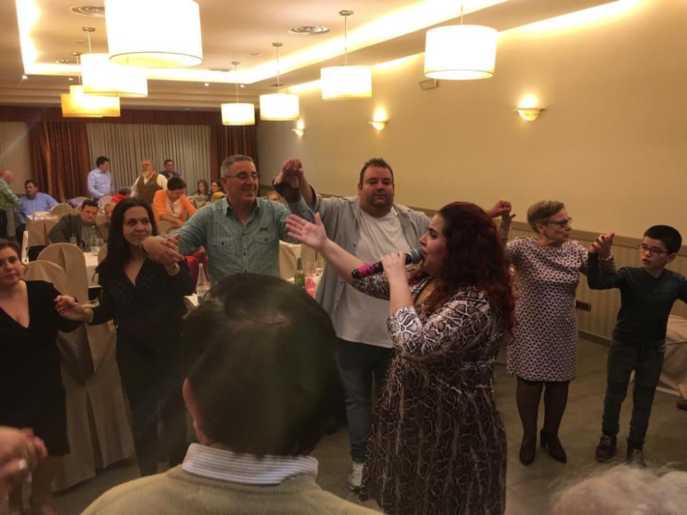 Ambiente festivo coa xente bailando