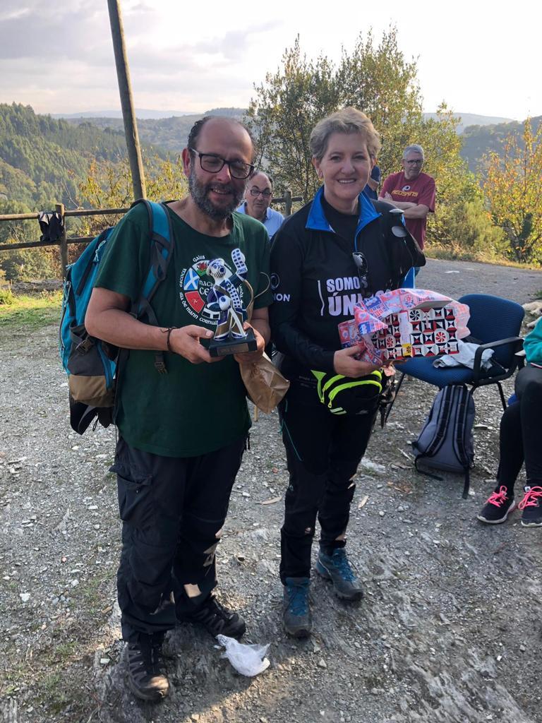 Dolores VEnancio e o alcalde de Becerreá intercambiaron agasallos institucionais