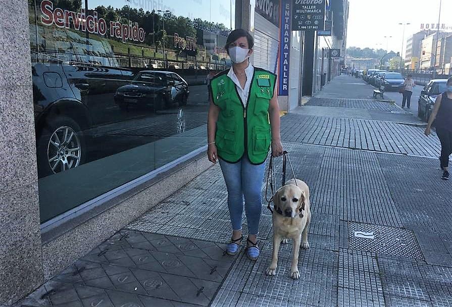 Margarita Magdalena y su perro Sugus, en Vigo