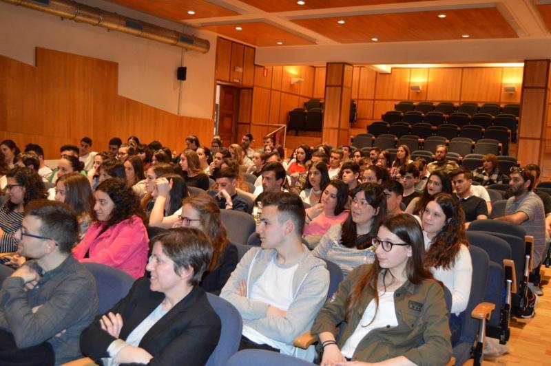 Alumnos de Maxisterio encheron o salón de actos onde se fixo a entrega do material