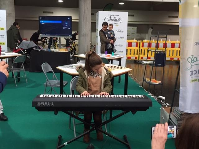 La joven afiliada Natali Beade al piano