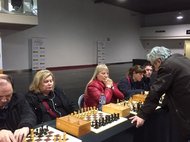 Os membros do equipo de Xadrez xogando cos visitante da exposición