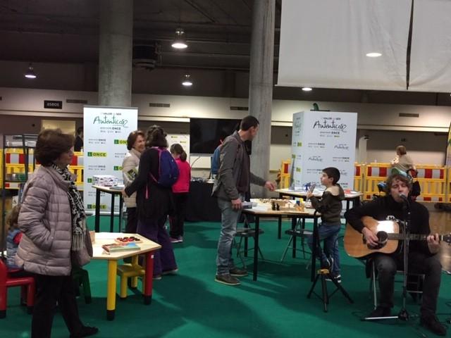 O músico Jesús Suárez durante o concerto que ofreceu na MIMOC