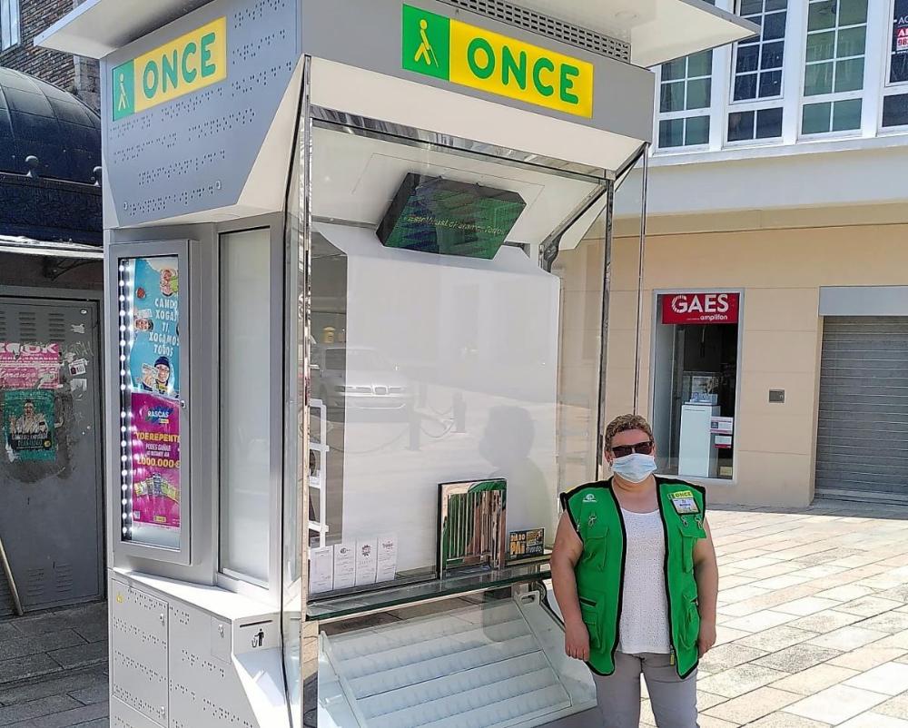 Montse López delante de su kiosco de la Plaza de Santo Domingo en Lugo