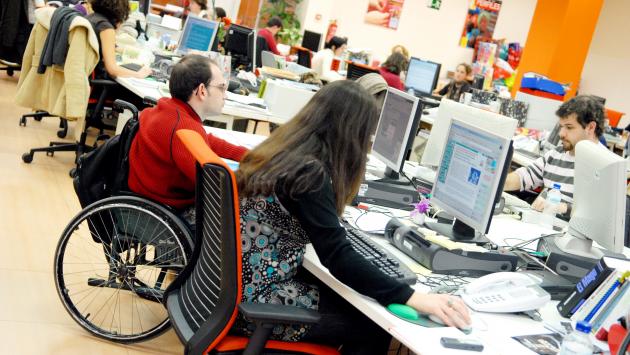 mujer_empleo_discaordenadorfoto.jpg