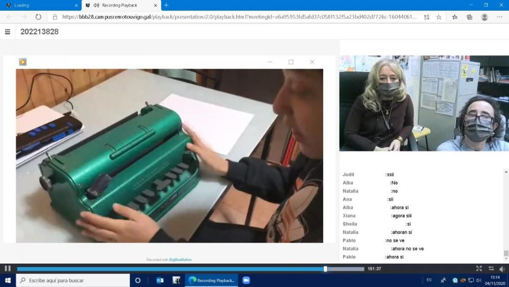Na imaxe vese á estudante afiliada Iris Estévez ensinando o manexo da máquina Perkins