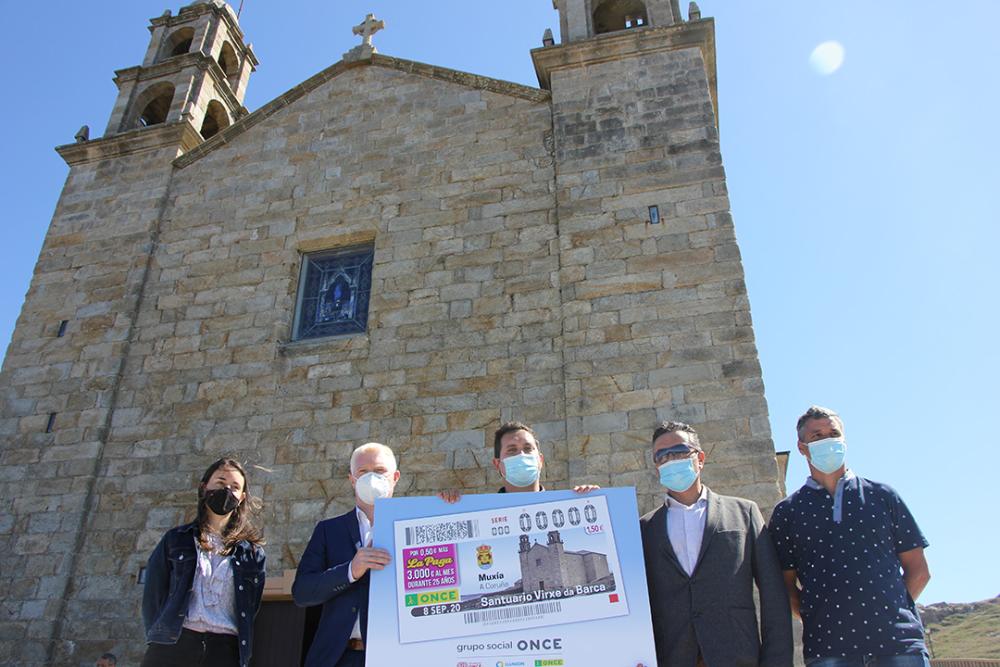 Fotografía que permite ver un momento do acto de presentación do cupón e toda a fachada vertical do Santuario da Barca