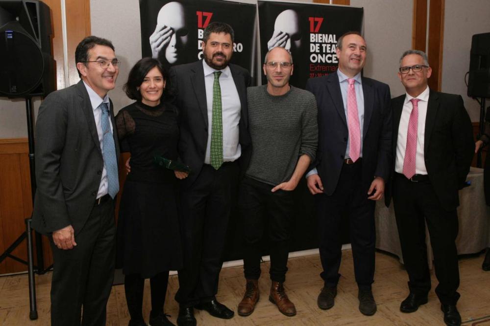 Las autoridades presentes en la clausura posan con el director y subdirectora de Muxicas