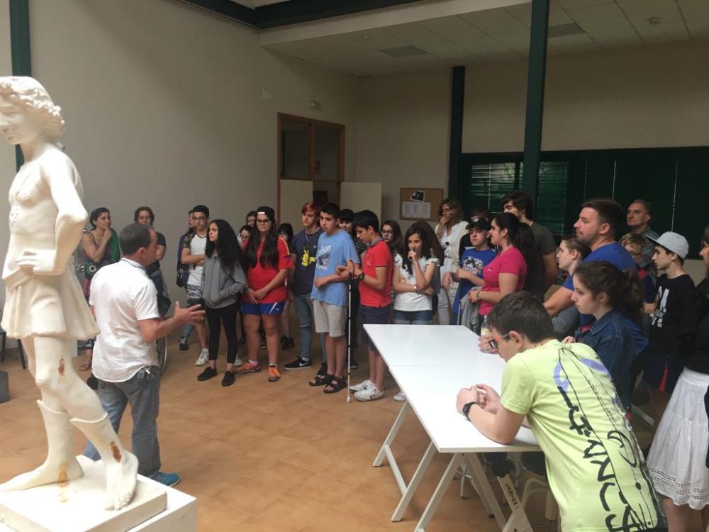 Tocando una escueltra en piedra en la Escuela de Canteros de Poio