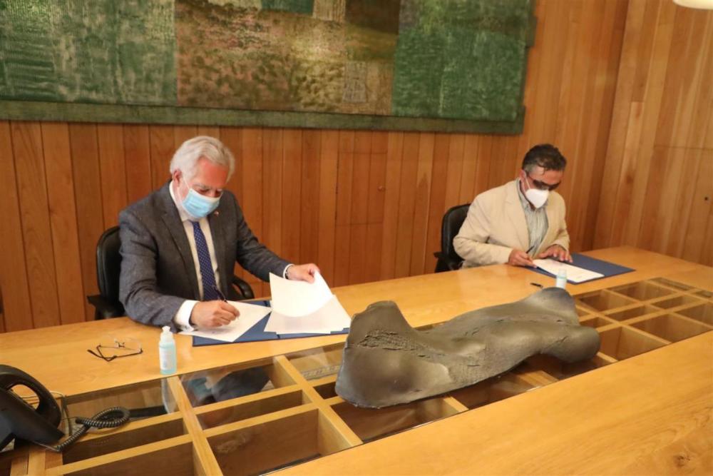 Na imaxe vese o momento da sinatura do acordo 