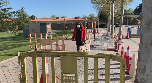 Una instructora durante una sesión de adiestramiento de un perro guia