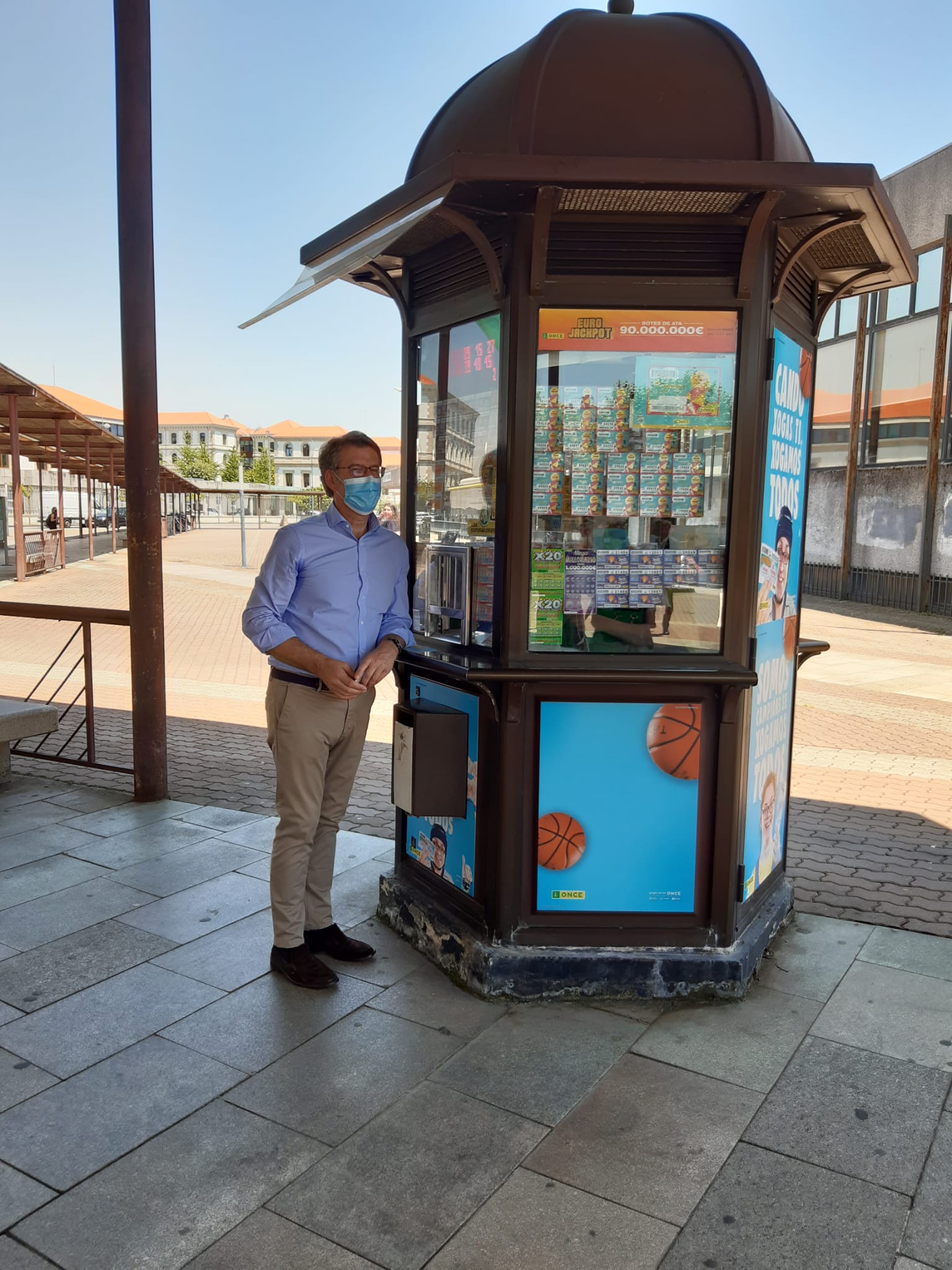 pers.feijooposaenkiosco.jpg