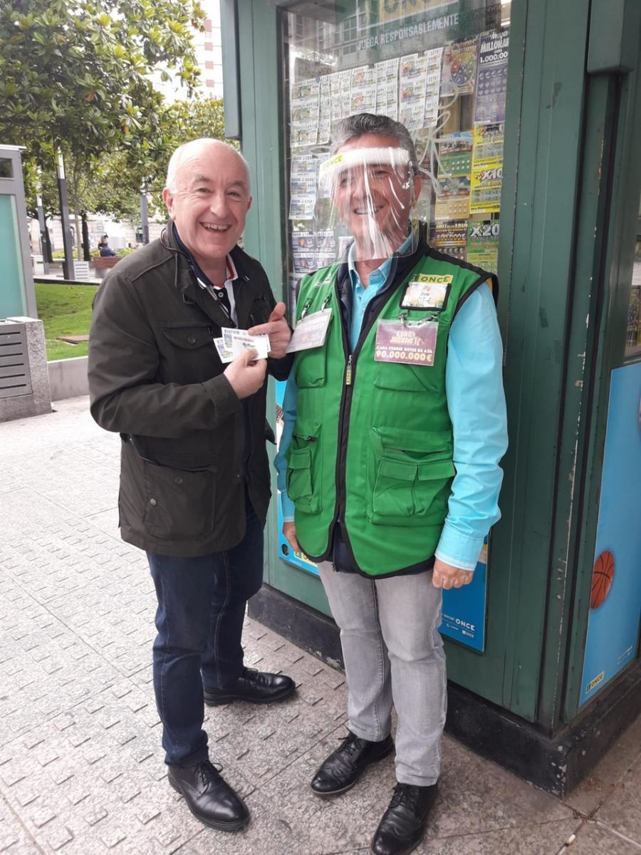 Xosé Ramón Gayoso saúdando ao vendedor da Praza de Pontevedra en A Coruña