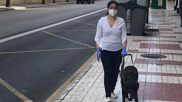 persona_ciega_con_su_perro_guia_durante_la_desescalada.jpg