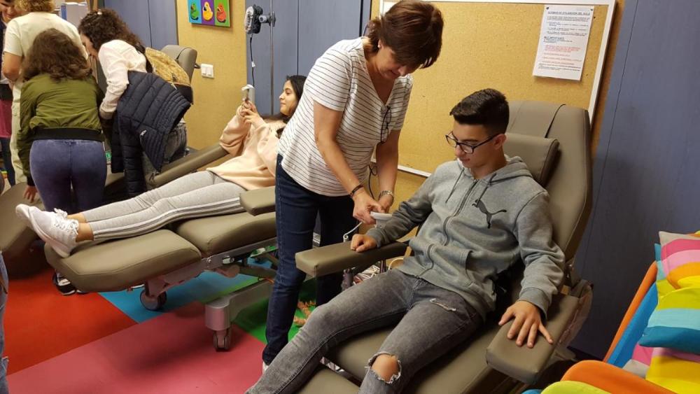 Imagen de algunos chicos durante la simulación de terapia oncológica