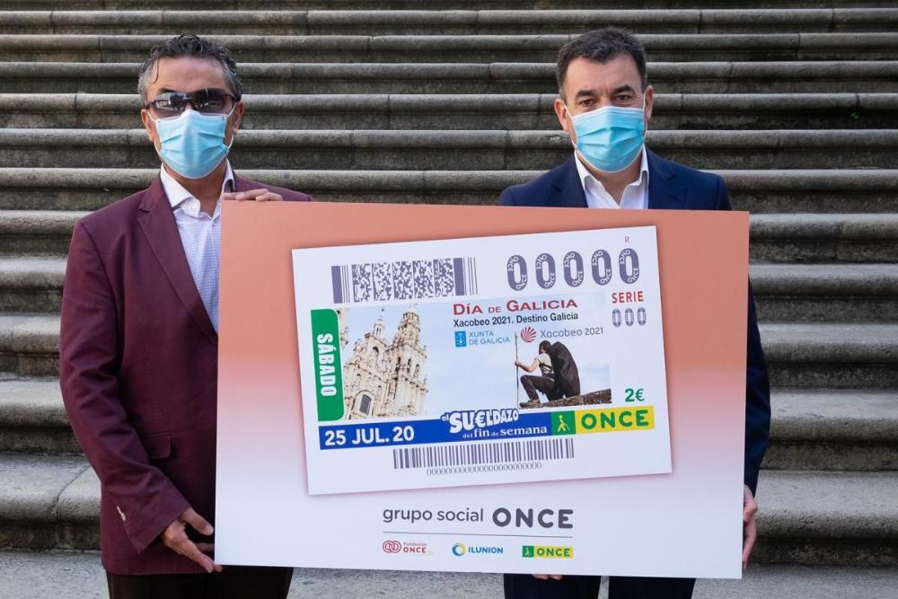 En la imagen, el conselleiro de Cultura y el delegado de la ONCE sostienen la reproducción del cupón del 25 de julio, Día de Galicia