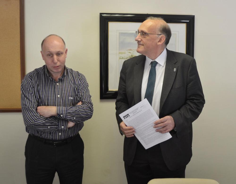 Na imaxe aparecen o Reitor da Universidade de Vigo e o director do CRE da ONCE en Pontevedra