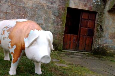 Fotografía dun dos porquiños de cerámica que se espallan polas rúas lalinenses durante o mes do cocido