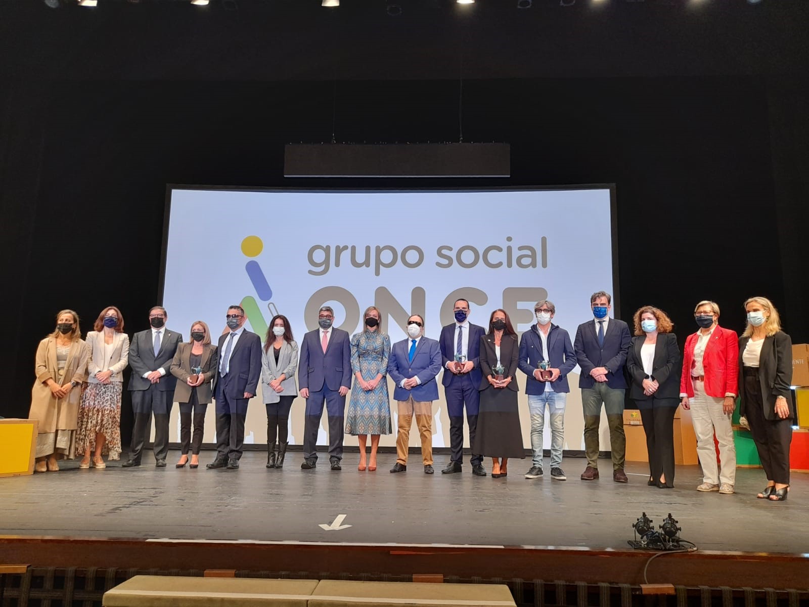 premiados_autoridades_y_representantes_once_posan_al_final_de_la_gala_solidarios_2021_0.jpg