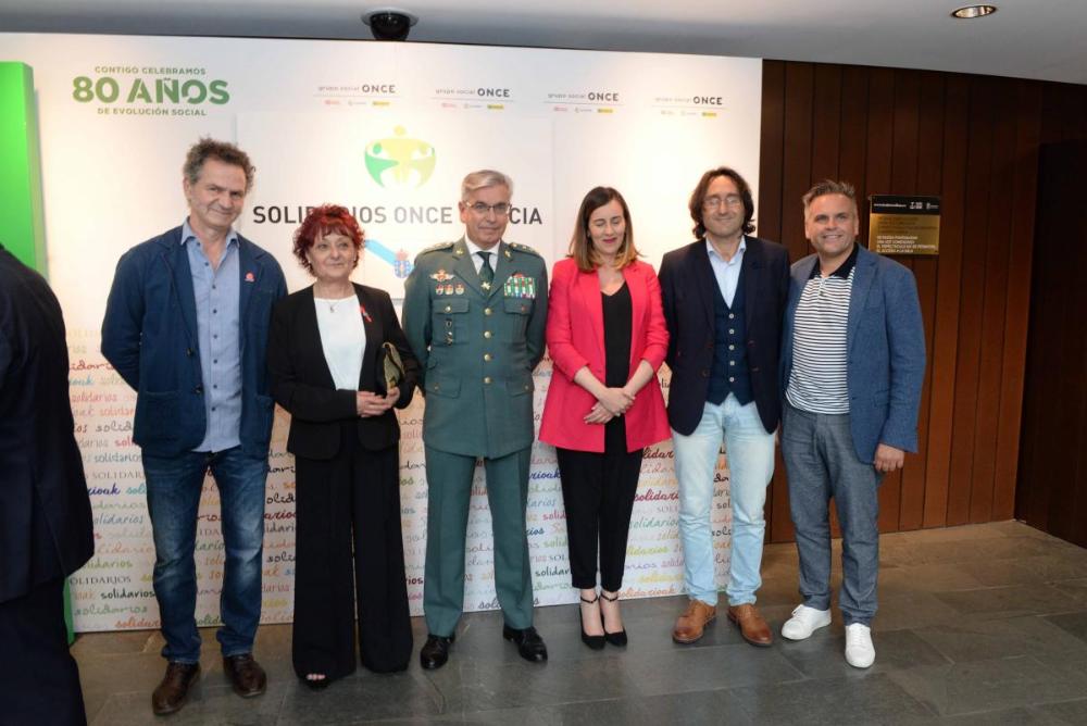 Os cinco galardoados posan no vestíbulo do Colón antes do comezp da Gala