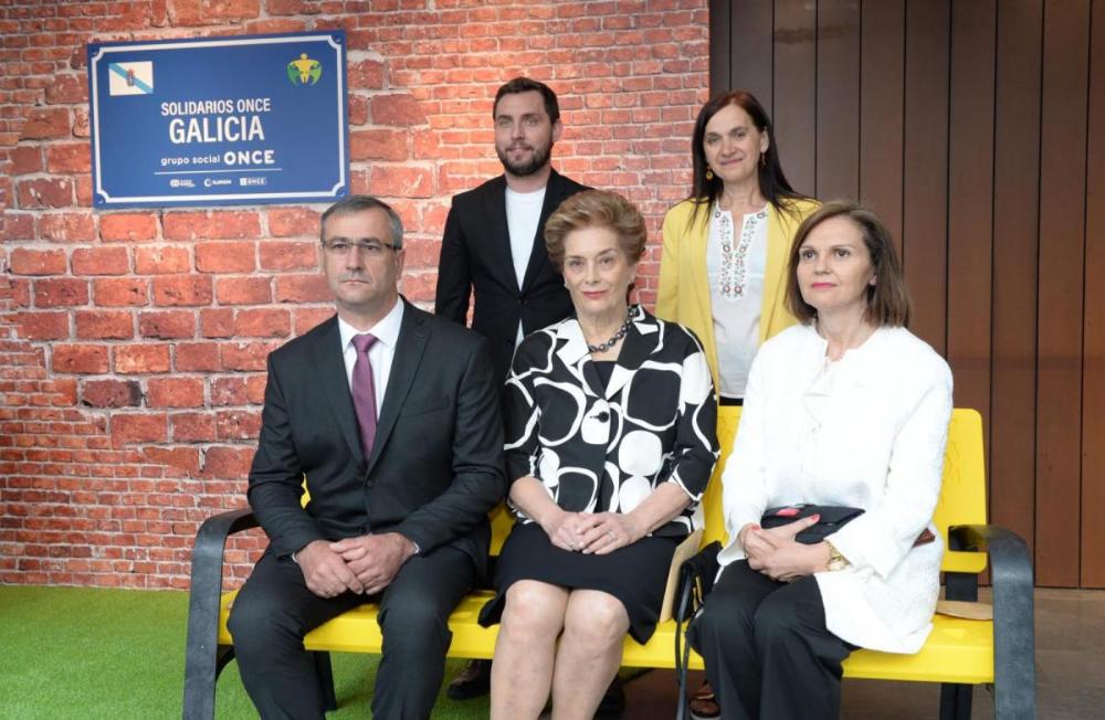 Fotografía de los cinco premiados en el año 2019, posando en el set instalado en el vestíbulo del Teatro Colón de A Coruña, sede de la gala de entrega