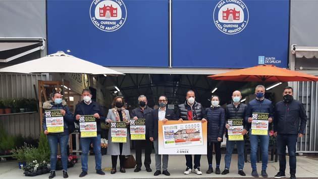 Foto de familia durante la presentación del cupón dedicado a la Praza de Abastos de Ourense