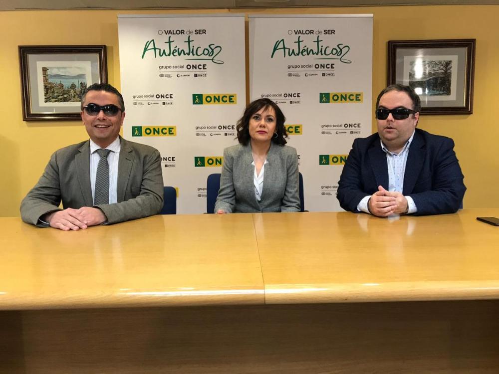 Eva lorante flanqueada por Manuel Martínez y Carlos Fernández