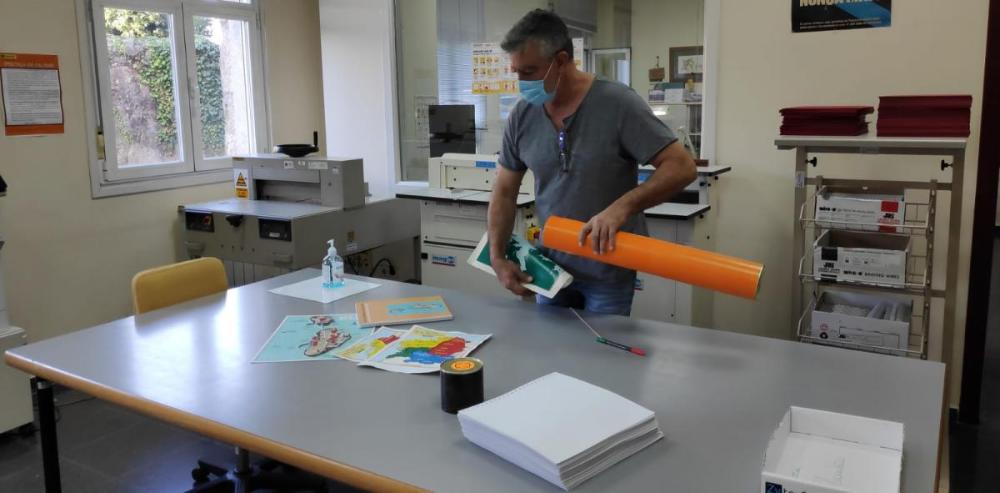En la imagen aparece un técnico del CRE de Pontevedra manejando material educativo para este curso 2020-2021