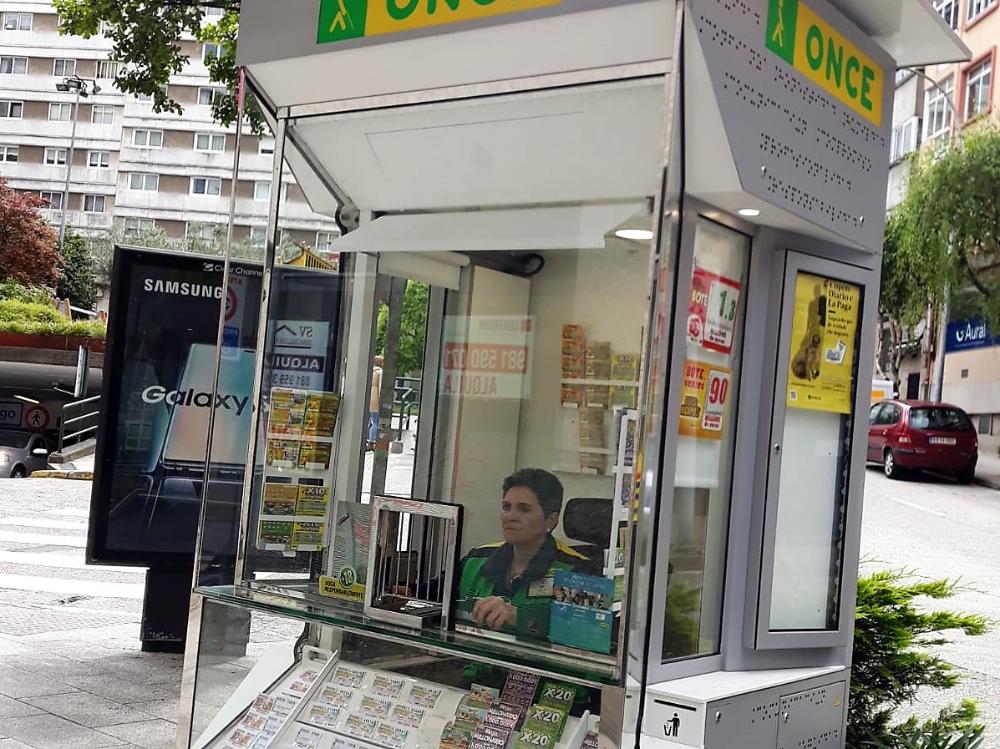 Fotografía de la vendedora afiliada Cipriana Queiruga  atendiendo en  su nuevo quiosco de la Plaza de Vigo, en Santiago de Compostela