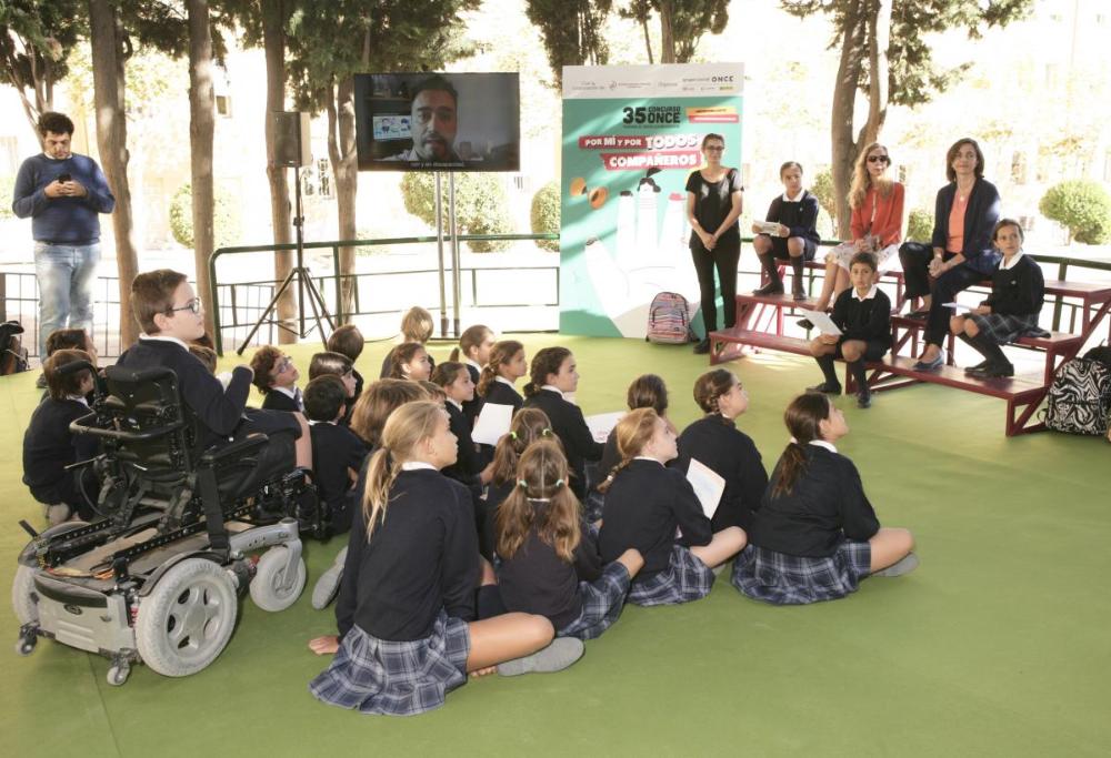 Imagen de escolares asistiendo a la presentación del 35 Concurso Escolar ONCE