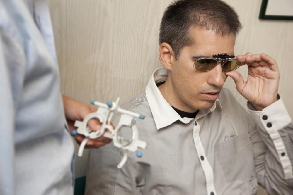 Imagen de un joven con problemas de visiónen  la consulta de un oftalmólogo