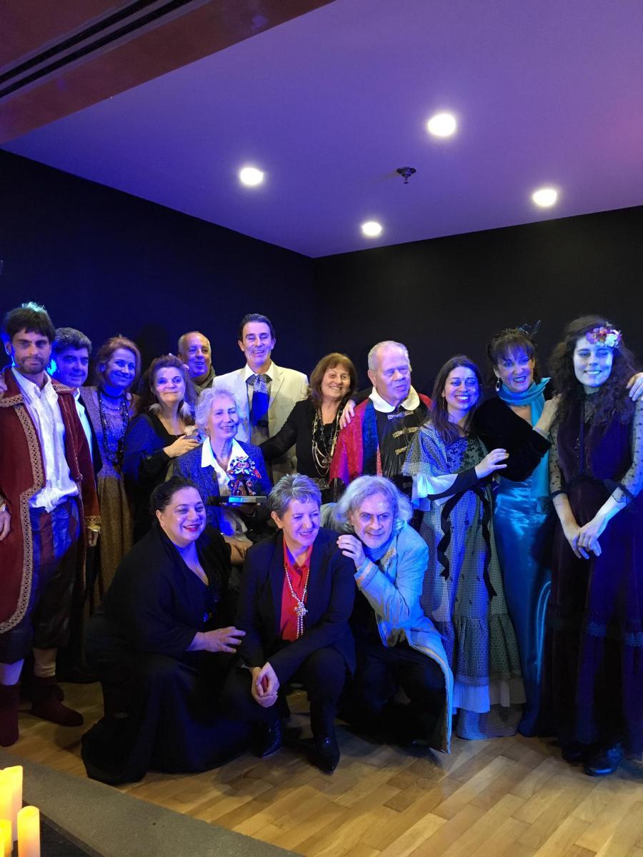 Reyes LLuch posa sobre el escenario con el director y actores de Teatro Vsalacar, una vez recogido el galardón