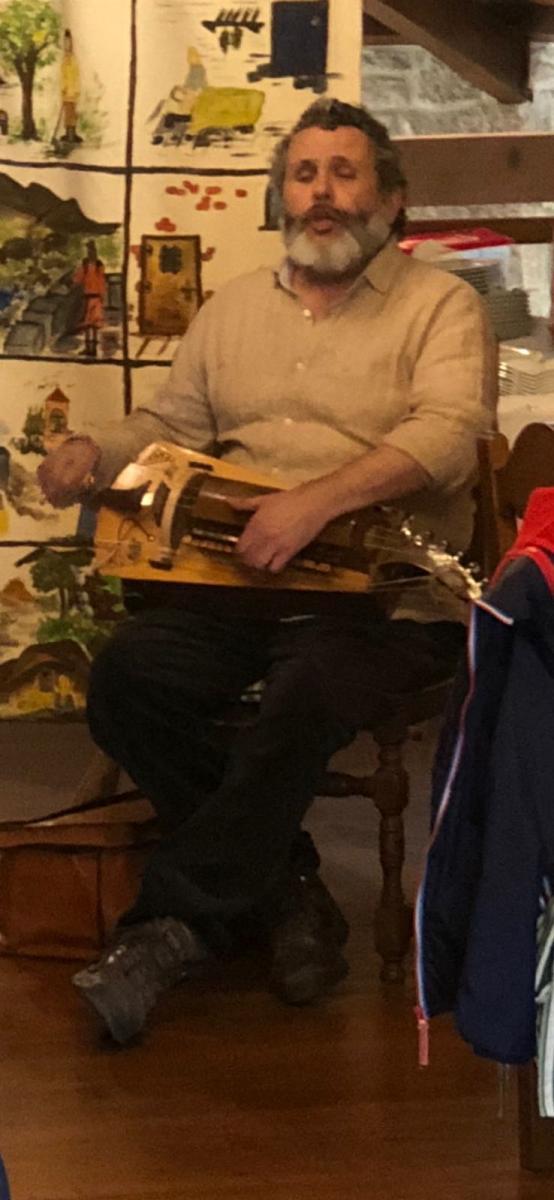 Almuiña tocando lazanfona
