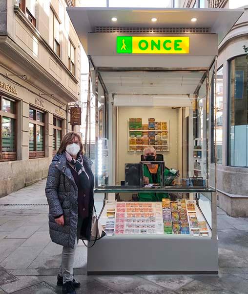 Rosa Fuentes, concejala de Servicios Públicos de Carballiño, ante el nuevo quiosco de la ONCE en la localidad