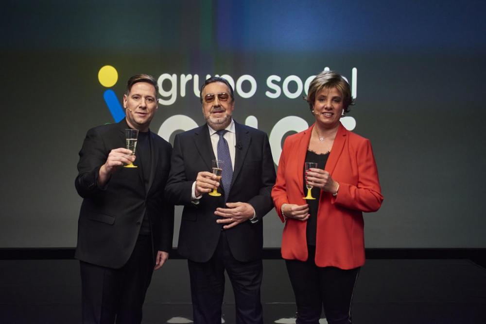 Imagen del presidente Carballeda, entre Latre y Estela, en el momento de realizar el brindis