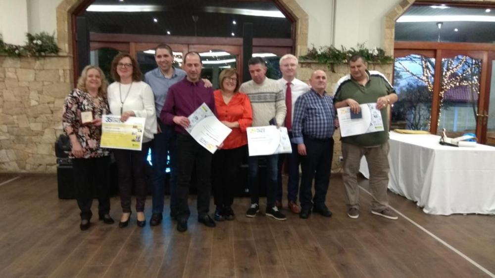 Santiago-Grupo de homenajeados con el director de la Agencia