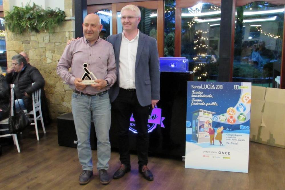 Santiago- El seleccionado como "Vendedor del Año de Galicia", José Botana, con el director de la Agencia