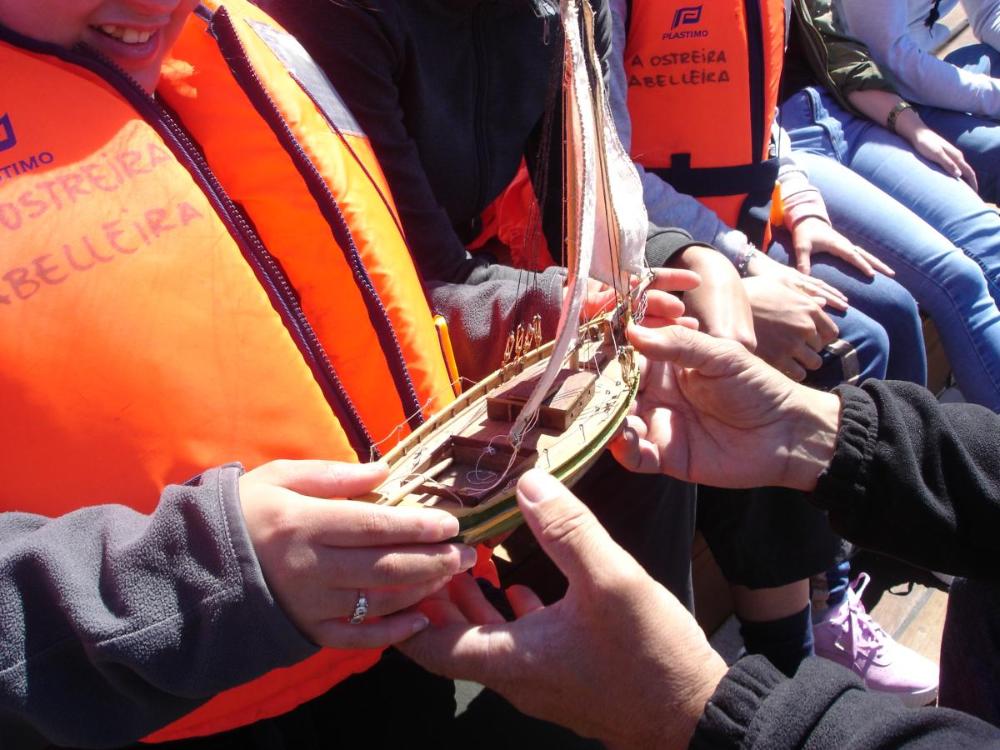 Unha moza afiliada coñece a distribución da embarcación na que navega a través dunha maqueta a mesma