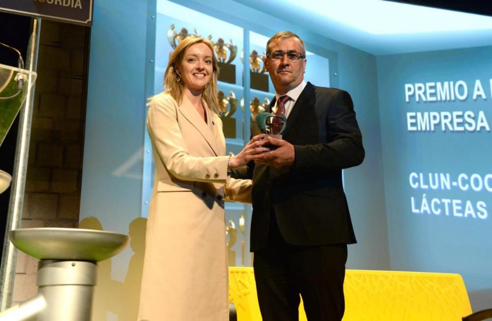 La conselleira de Política Social entrega el premio al presidente de CLUN-Feiraco
