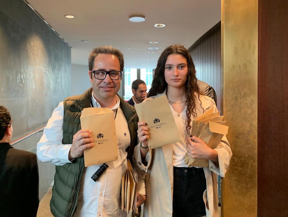 Los asistentes recibieron un sobre con un bolígrafo, una tarjeta  y un paquete de gominolas con el que interactuaron en un momento de la Gala