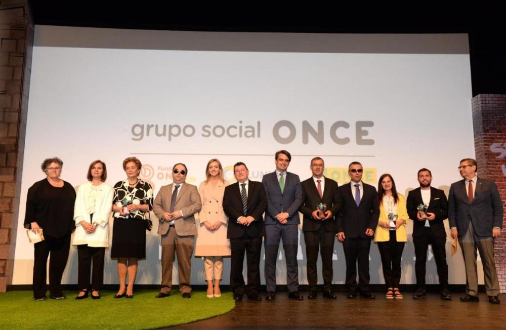 Foto de familia de premiados y autoridades al final del acto