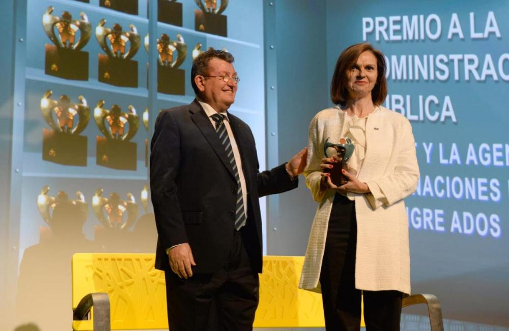 El director general de la ONCE entrega el galardón a la coordinadora de ADOS