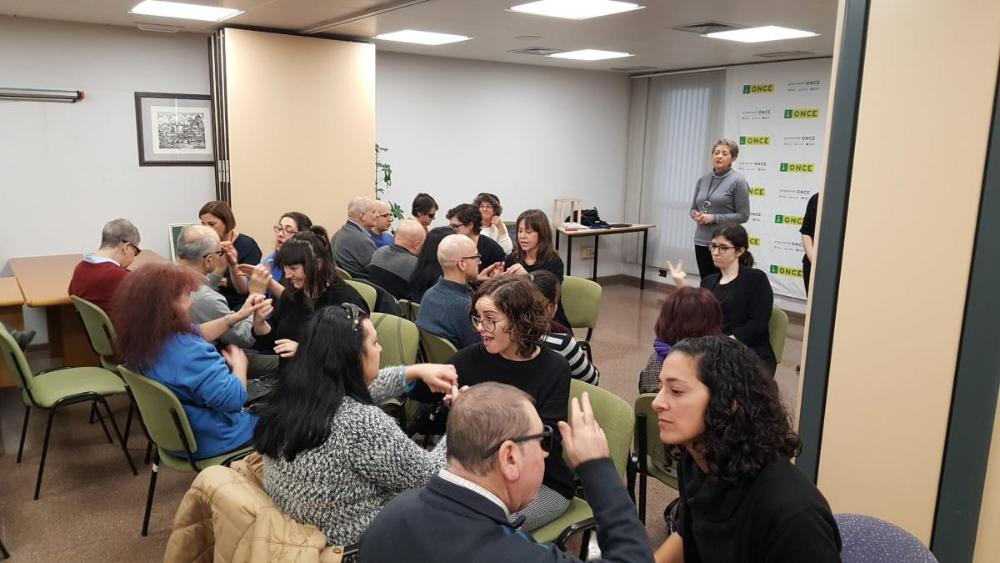 Imagen de un momento en que la Jefa de Servicios, Dolores Venancio, se dirtige a los  participantes