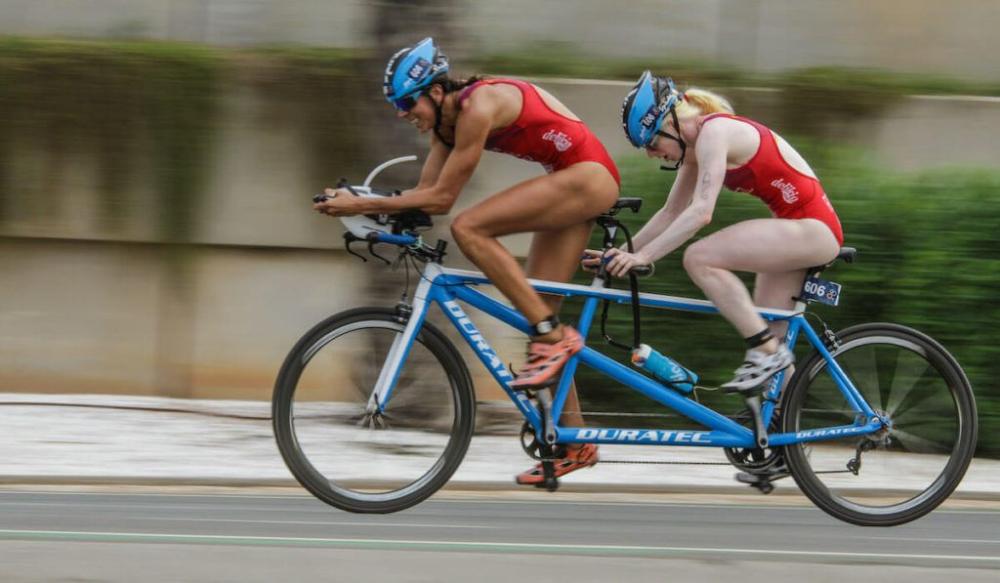 Foto de Susana en bicicleta durante una prueba de paratriatlón