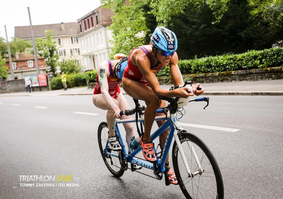 Imagen de Susana y Paula durante la sección de ciclismo
